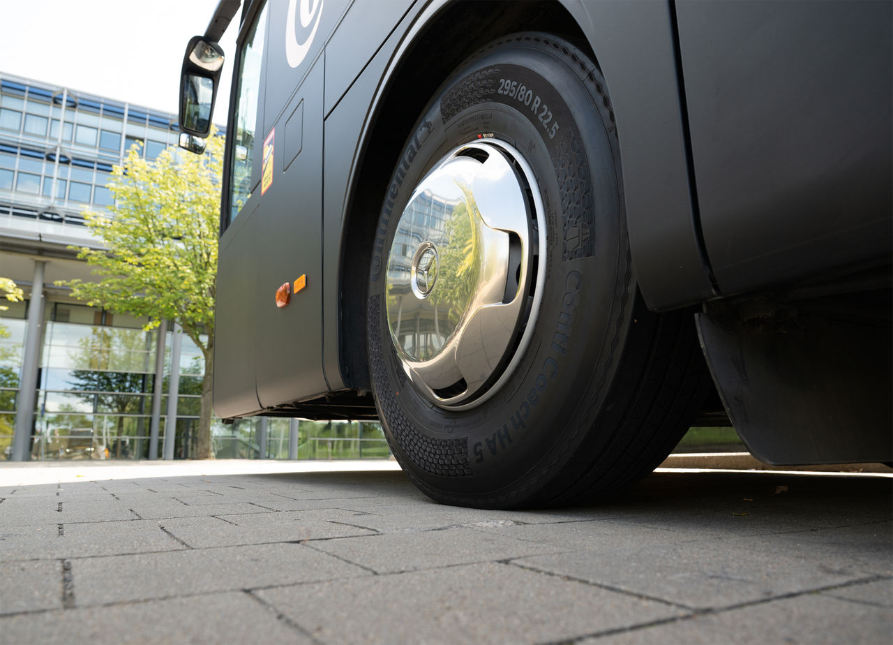 Fahrzeug mit Conti Coach HA 5 Reifen
