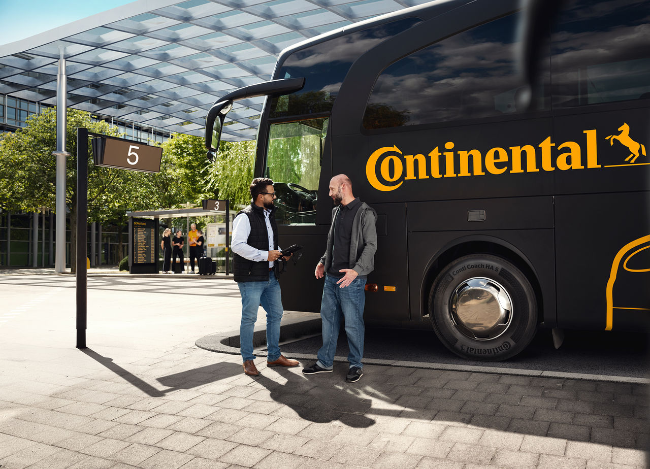 Menschen vor einem Bus mit Conti Coach HA 5 Reifen
