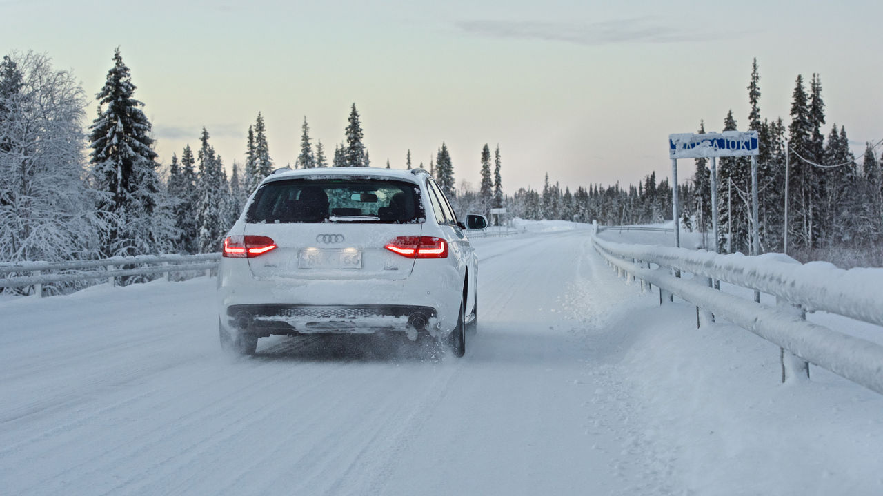 Fahrzeug auf verschneiter Strasse mit WinterContact TS 870 P Reifen