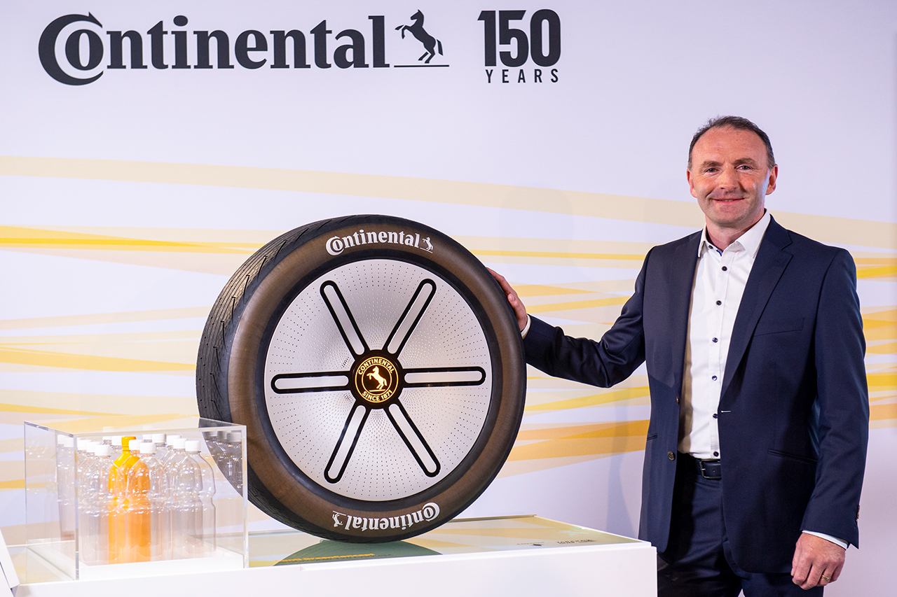 David O'Donnell, Leiter des Continental-Erstausrüstungsreifengeschäfts mit dem GreenConcept-Reifen auf der IAA Mobility 2021 David O'Donnell, Leiter des Continental-Erstausrüstungsreifengeschäfts mit dem GreenConcept-Reifen auf der IAA Mobility 2021
