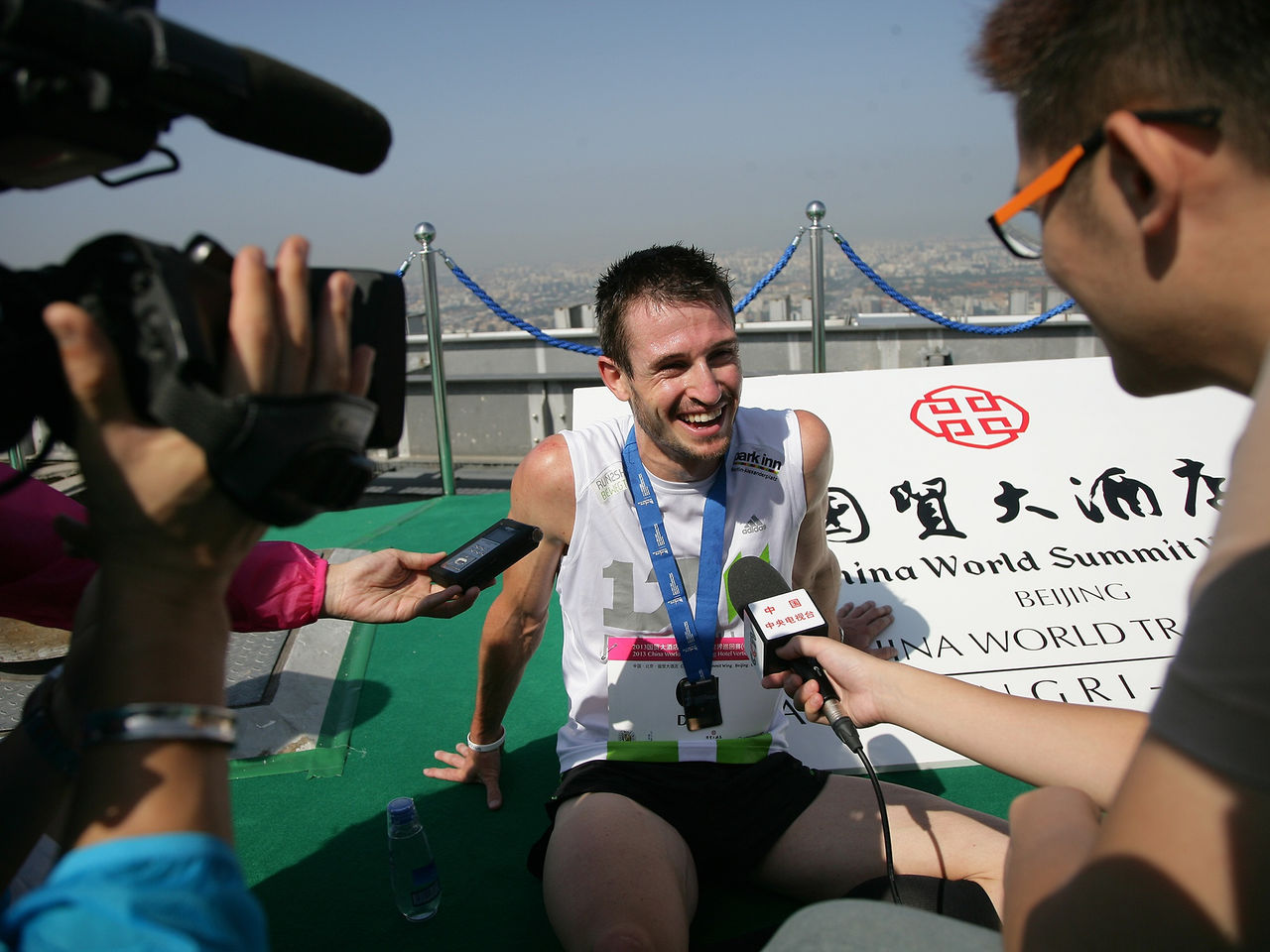 Im Jahr 2013 gewann Thomas Dold den China World Summit Wing Hotel Vertical Run in Peking. Er bestieg die 2.041 Stufen in einer Rekordzeit von 9:55 Minuten. Foto: China Weltgipfel Flügel