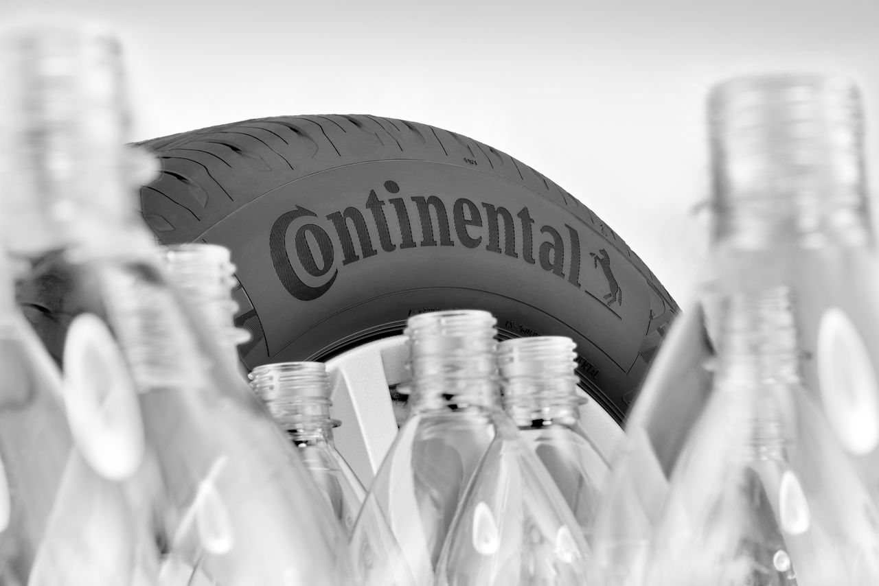 On obtient du fil de polyester de haute qualité à partir de bouteilles en PET recyclées qui auraient autrement atterri dans des incinérateurs ou des décharges.
