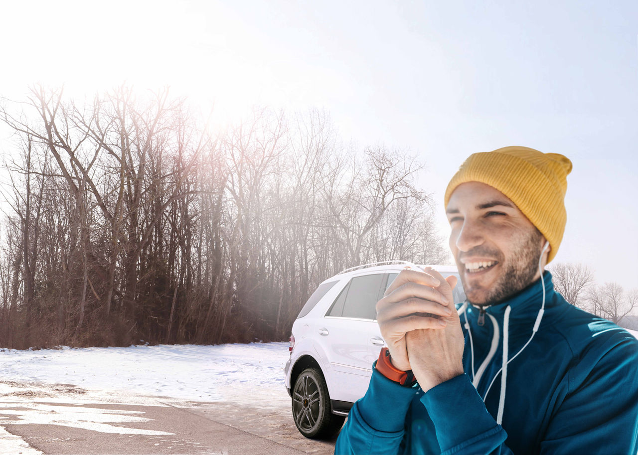 Homme à l’avant du véhicule avec des pneus Continental WinterContact TS 870 P