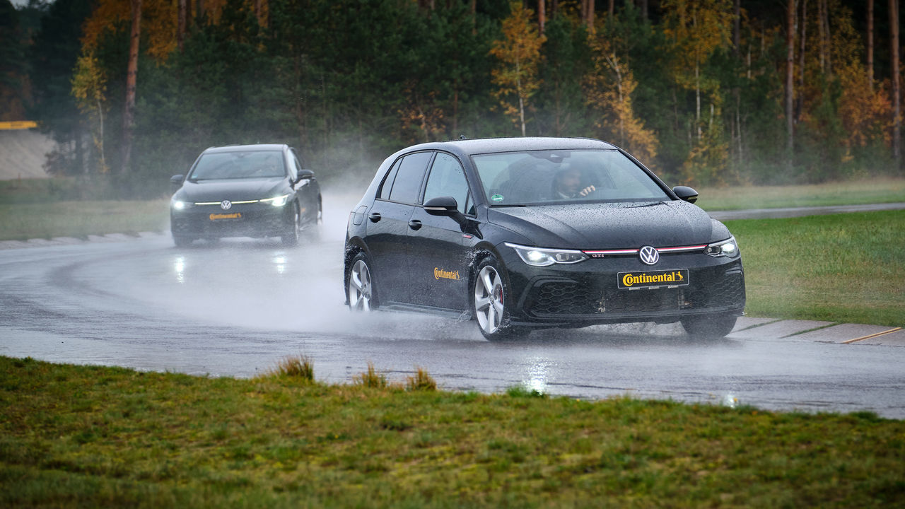 Deux véhicules sur chaussée mouillée