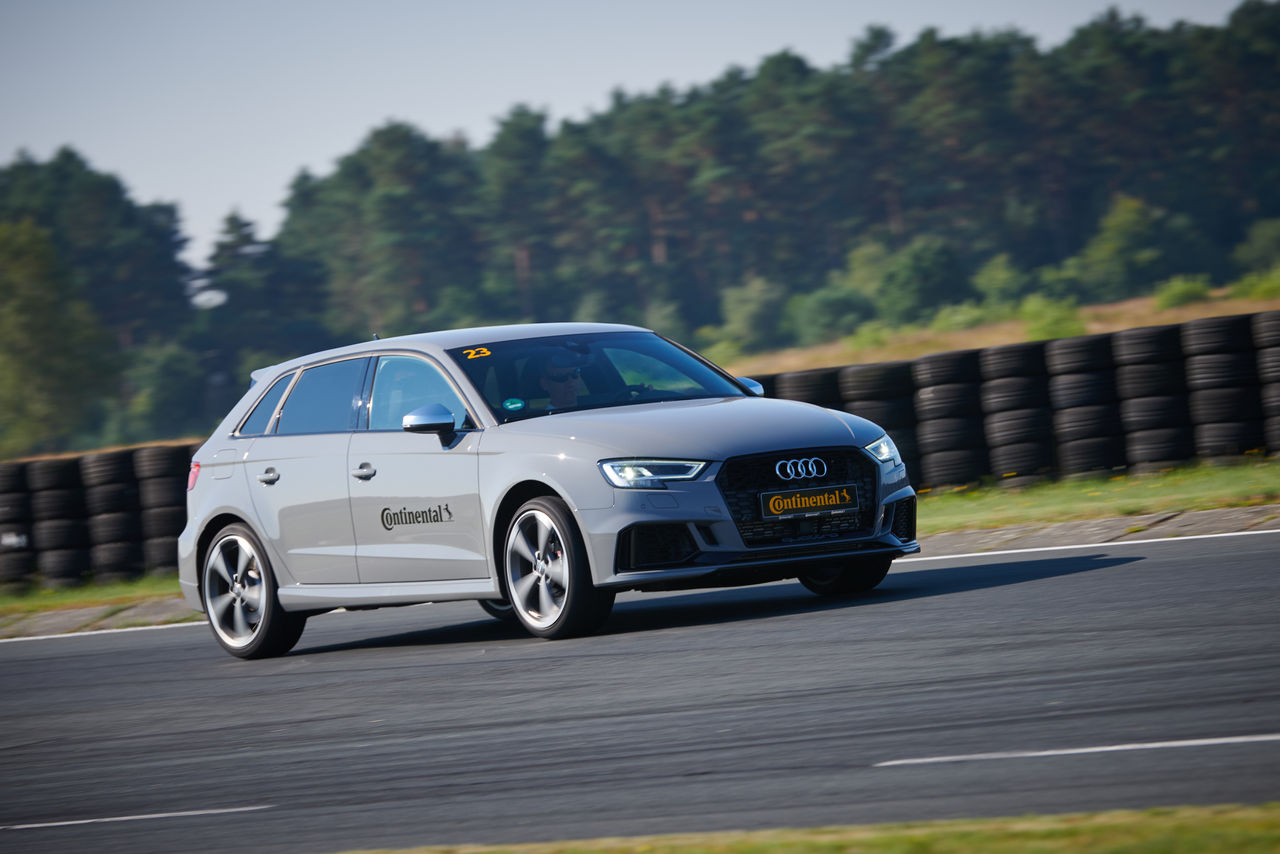 Un véhicule sur une route