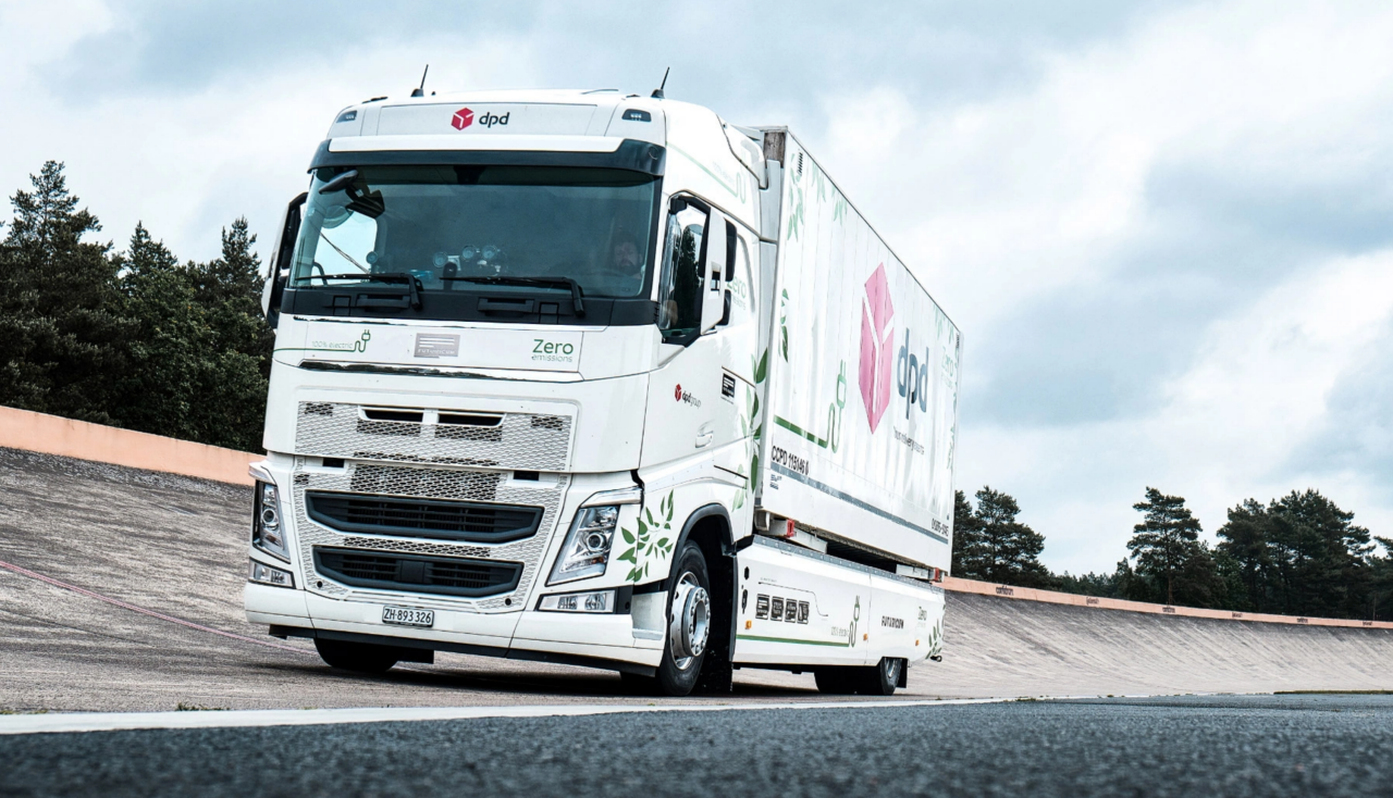 Un camion blanc circule dans la rue