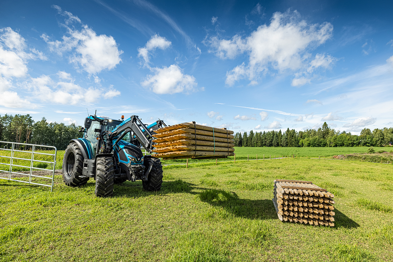 Valtra G 135 unlimited tervala moving wood.