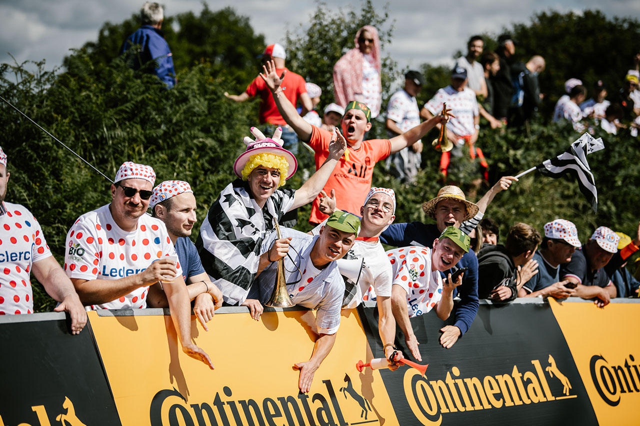 TDF fans at the finish line