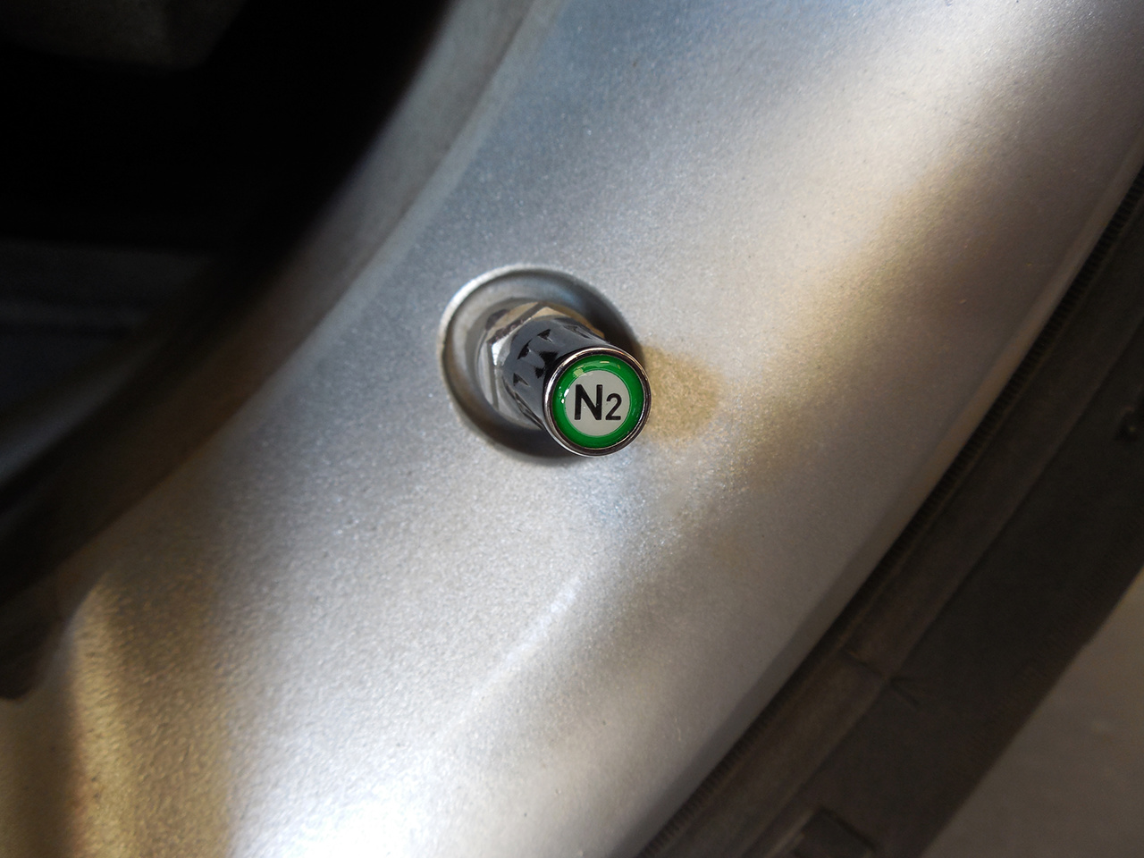 タイヤに窒素ガスを充填するメリット？