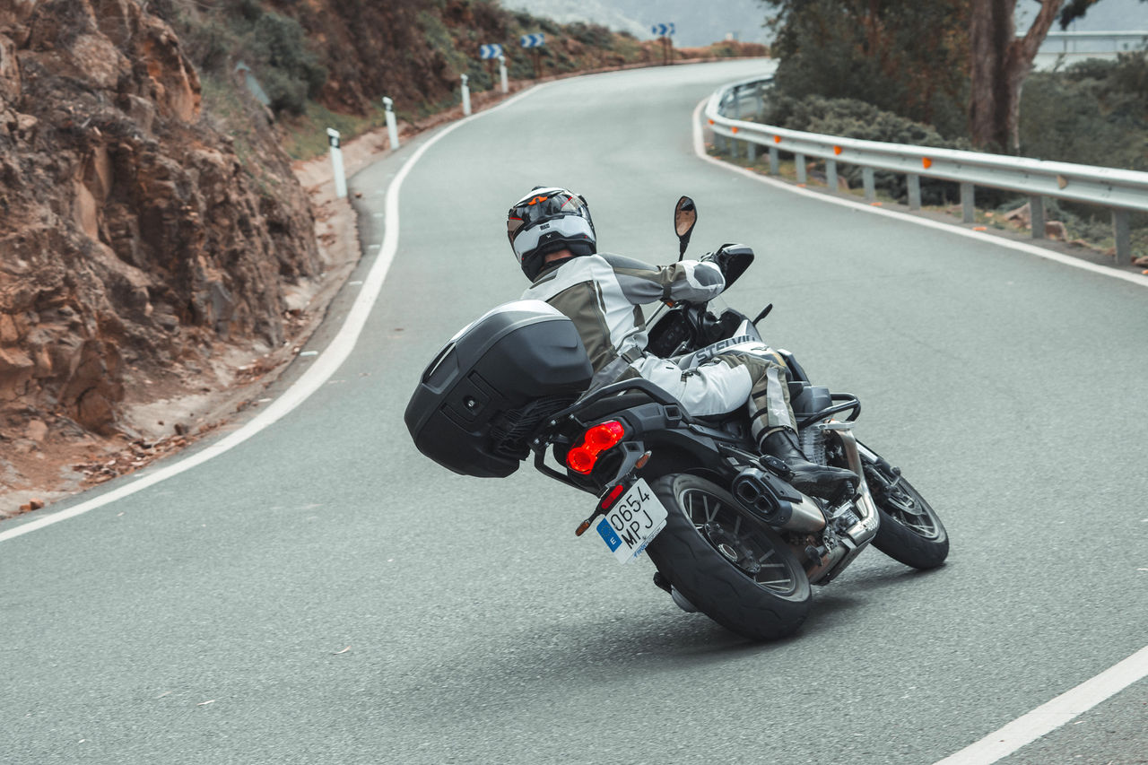 Bezpečná dovolená na dvou kolech – důkladná kontrola pneumatik pro motorkáře