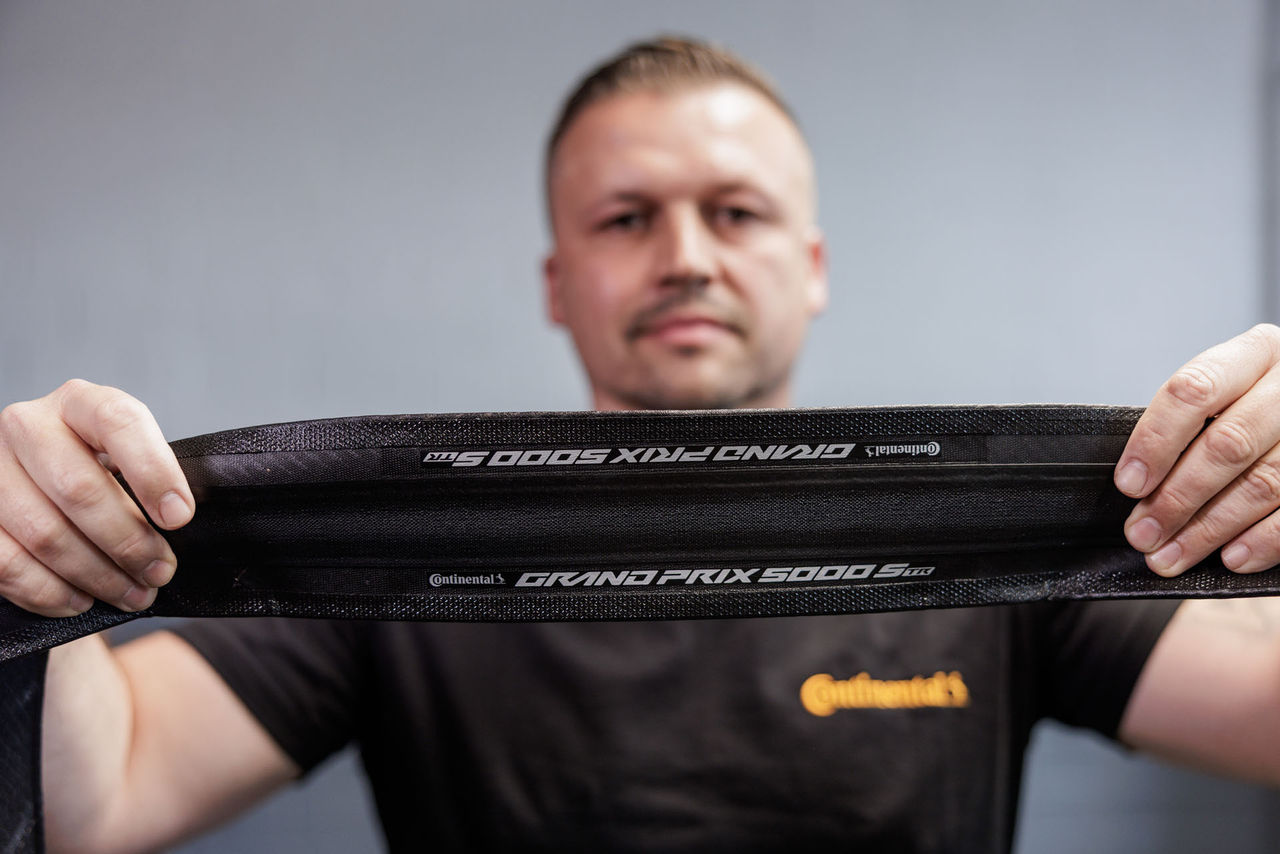 Continental Werk Korbach: Der Continental Rennradreifen GrandPrix 5000 STR beim Label Print.