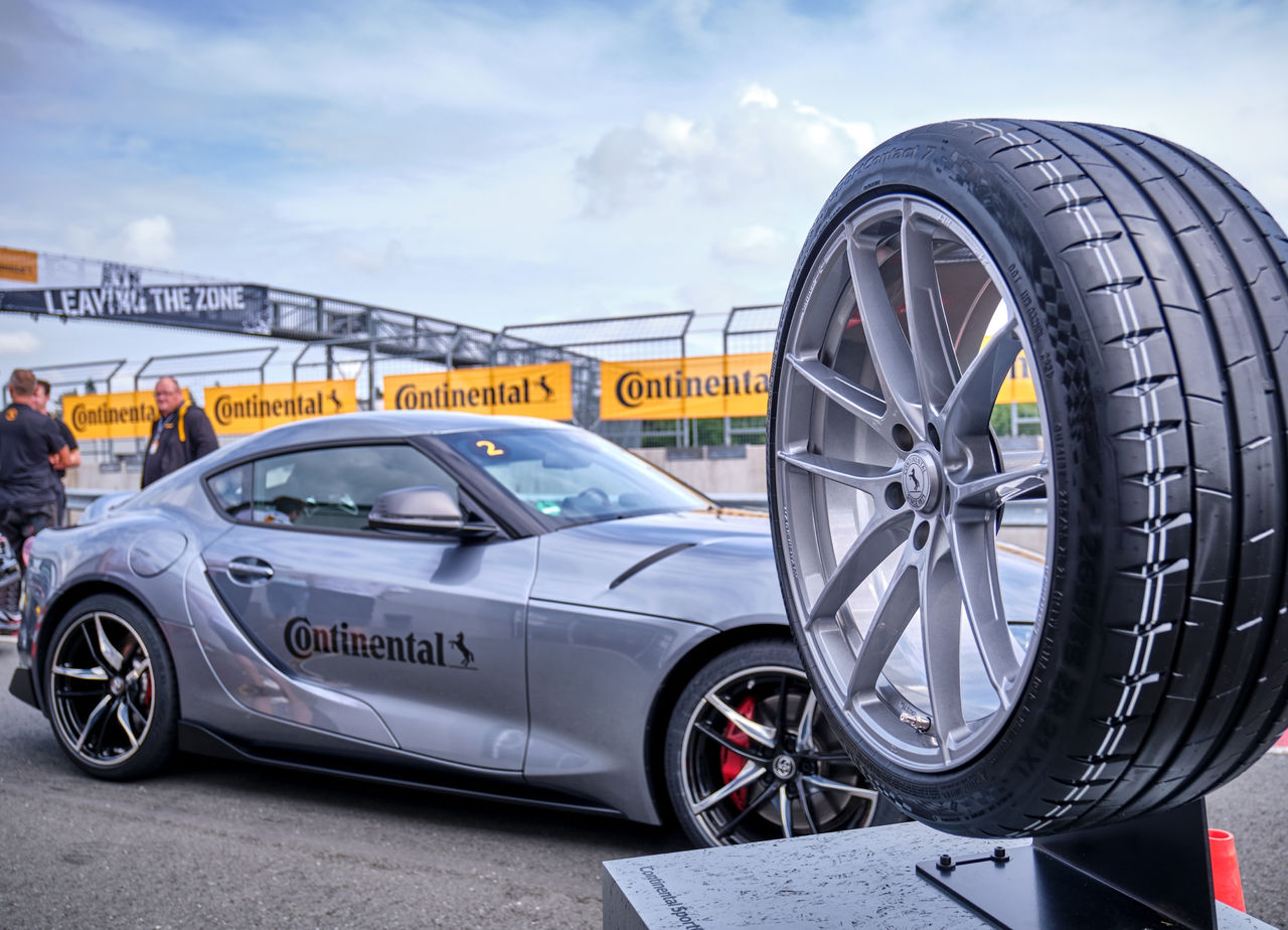 Fachzeitschrift „Auto Straßenverkehr“ beurteilt Continental SportContact 7 als „überragend“