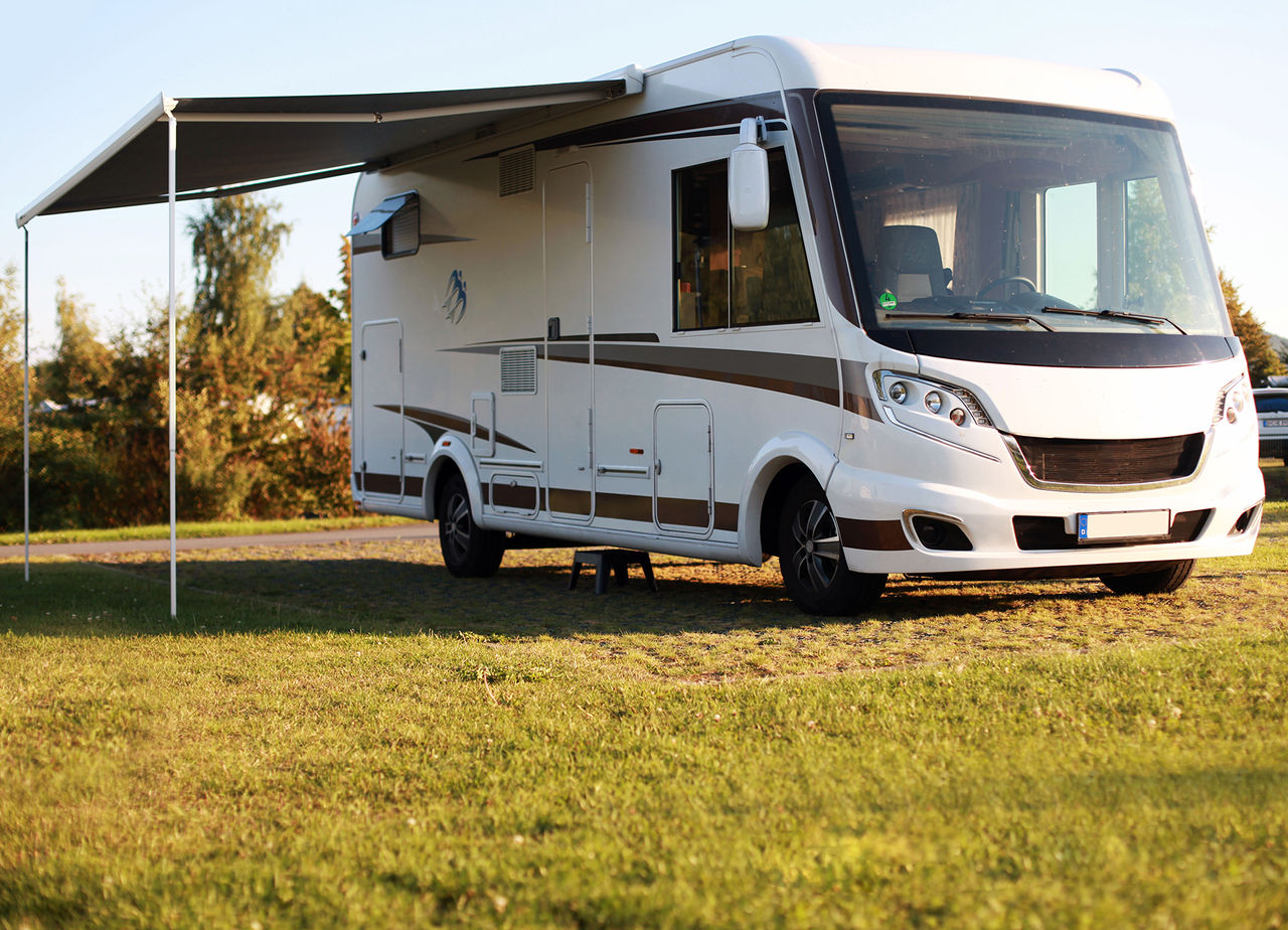 mit dem Wohnwagen auf dem Campingplatz