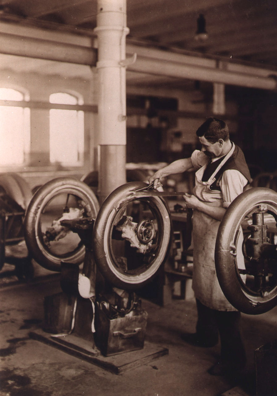 Tire construction in the plant Hanover-Vahrenwald, 1921, Reifenkonstruktion im Werk Hannover-Vahrenwald, 1921, , Reifenkonstruktion im Werk Hannover-Vahrenwald, 1921, Tire construction in the plant Hanover-Vahrenwald, 1921