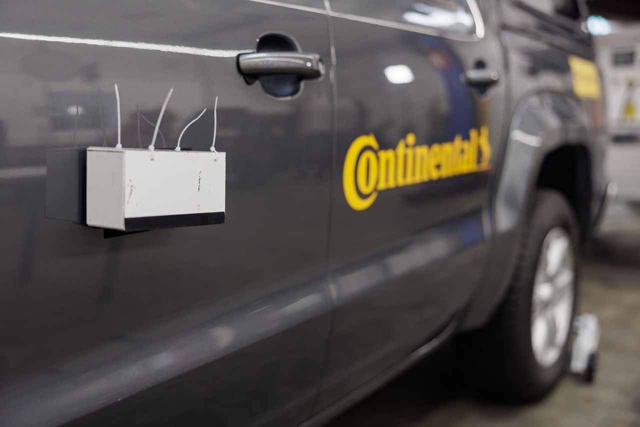 Senzory v akci: speciálně vybavené testovací vozidlo analyzuje částice opotřebení pneumatik v místě jejich vzniku.