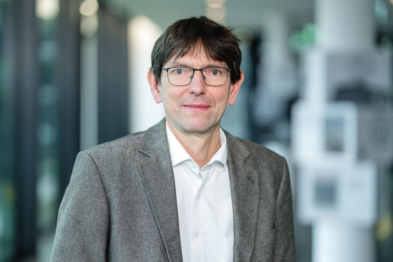 „Neustále optimalizujeme valivý odpor a dosahujeme ideální rovnováhy mezi účinností a bezpečností,“ řekl Dr. Christian Strübel, odborník společnosti Continental na valivý odpor osobních pneumatik.