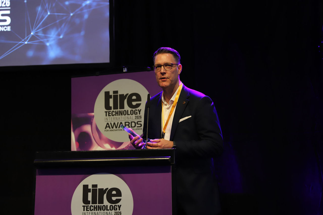 Henning Mühlenstedt, vedoucí oddělení budoucích technologií a udržitelné infrastruktury ve společnosti Continental Tires, přebírá ocenění „Environmentální úspěch roku“ za snížení spotřeby vody na tunu produktu při výrobě pneumatik Continental po celém světě.