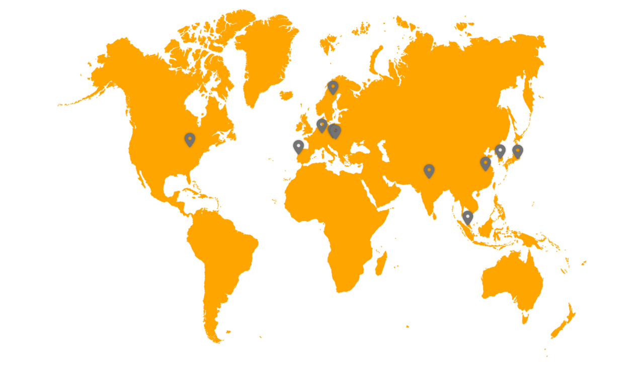 Die Infografik zeigt eine Weltkarte mit den globalen Continental-Forschungs- und Entwicklungsstandorten in Europa, Asien und Nordamerika. Markiert sind zentrale Forschungszentren von Hannover-Stöcken über Otrokovice und Lousado bis nach Shanghai, Tokio und Auburn Hills, an denen Continentals Reifenentwicklung stattfindet und neue Technologien erforscht werden. 