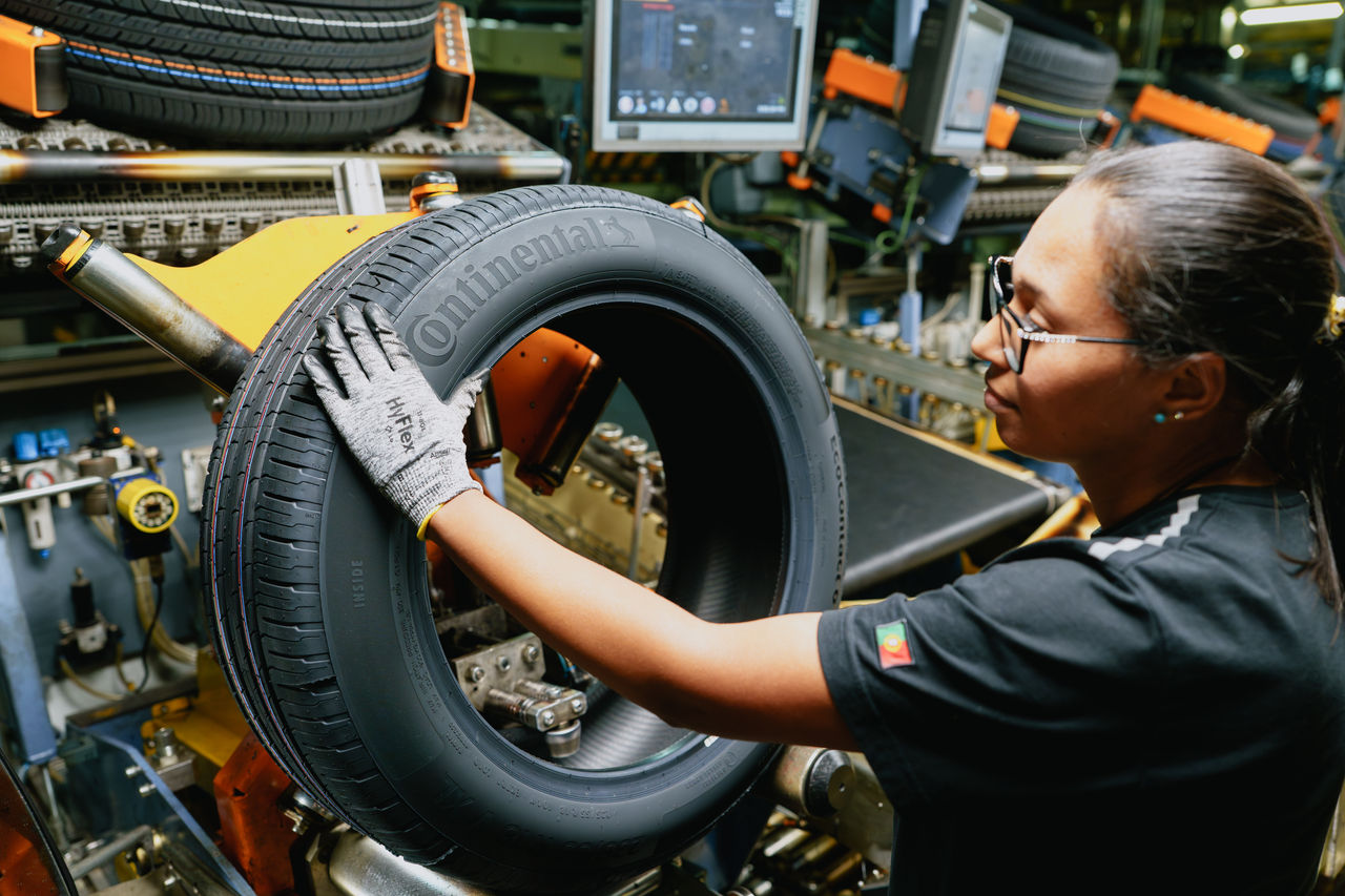 Produktionsmitarbeiterin im Werk Lousado kontrolliert Continental Reifen