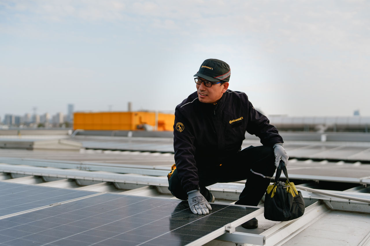 Continental Mitarbeiter auf Werksdach in Hefei neben Solarpanelen