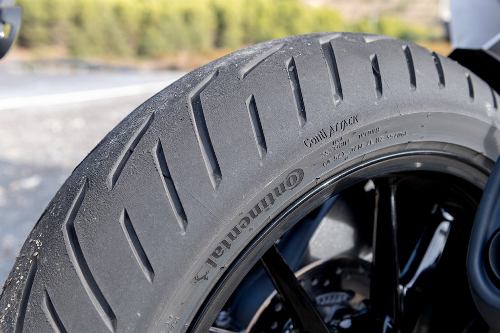 https://www.continental-tires.com/fr/fr/b2c/tire-knowledge/how-to-combine-tubeless-and-tube-type-motorcycle-tires-with-rims/_jcr_content/root/container/container_772073047/image.coreimg.85.1024.jpeg/1665398990290/continental--images--product-action--003-sport-touring--contiroadattack-4--conti-5055.jpeg