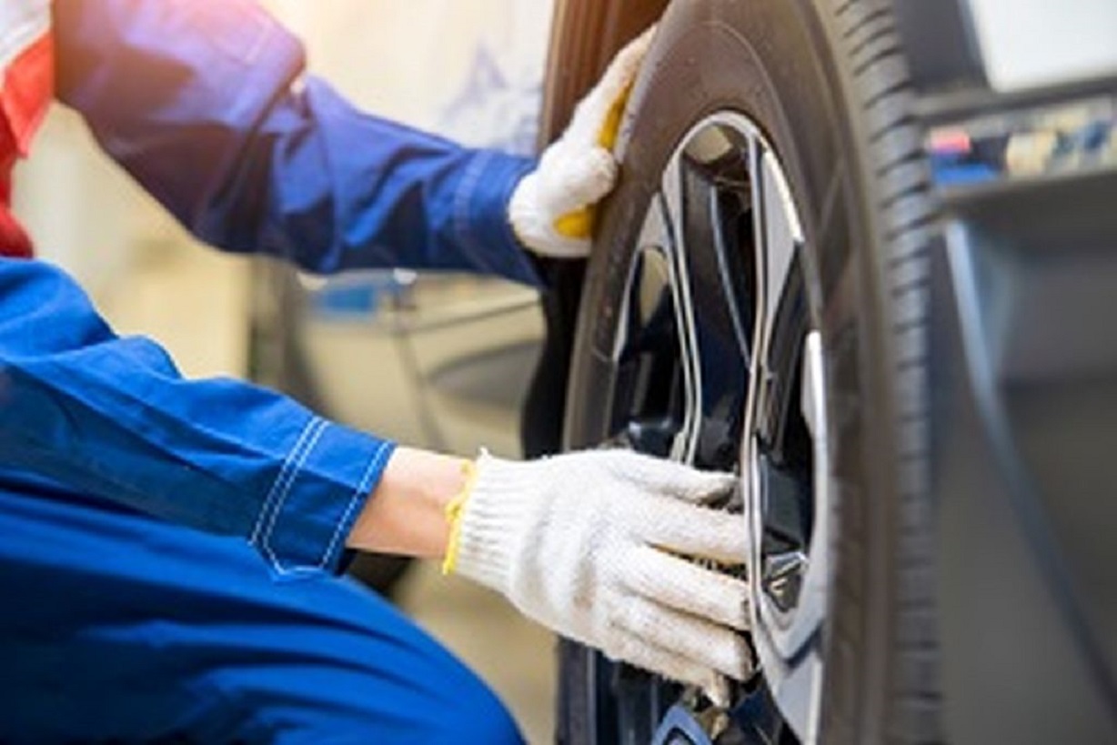 Auto mechanic changing tire outside,Car service.Hands replace tires on wheels.Tire installation concept., Auto mechanic changing tire outside,Car service.Hands replace ti Quand consulter un professionnel ?