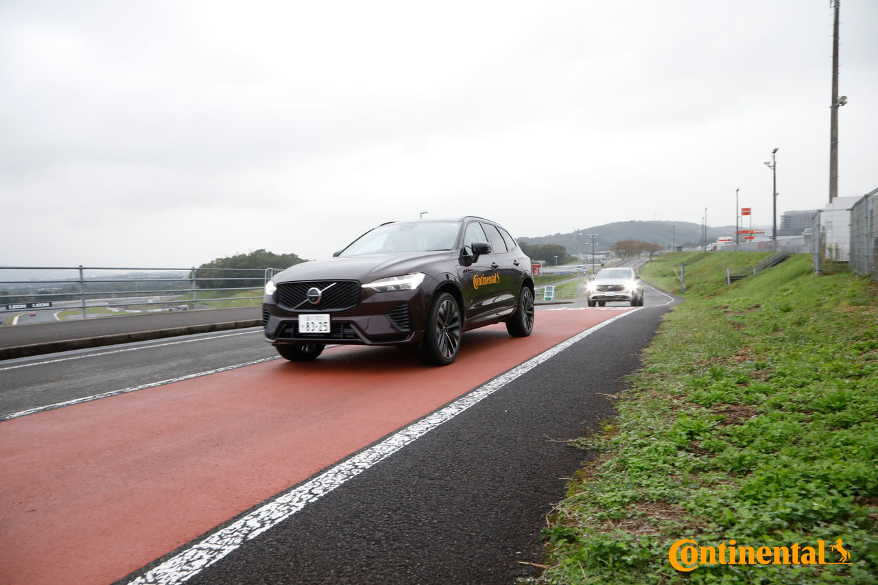公道でコンチネンタルタイヤを試乗する試乗車