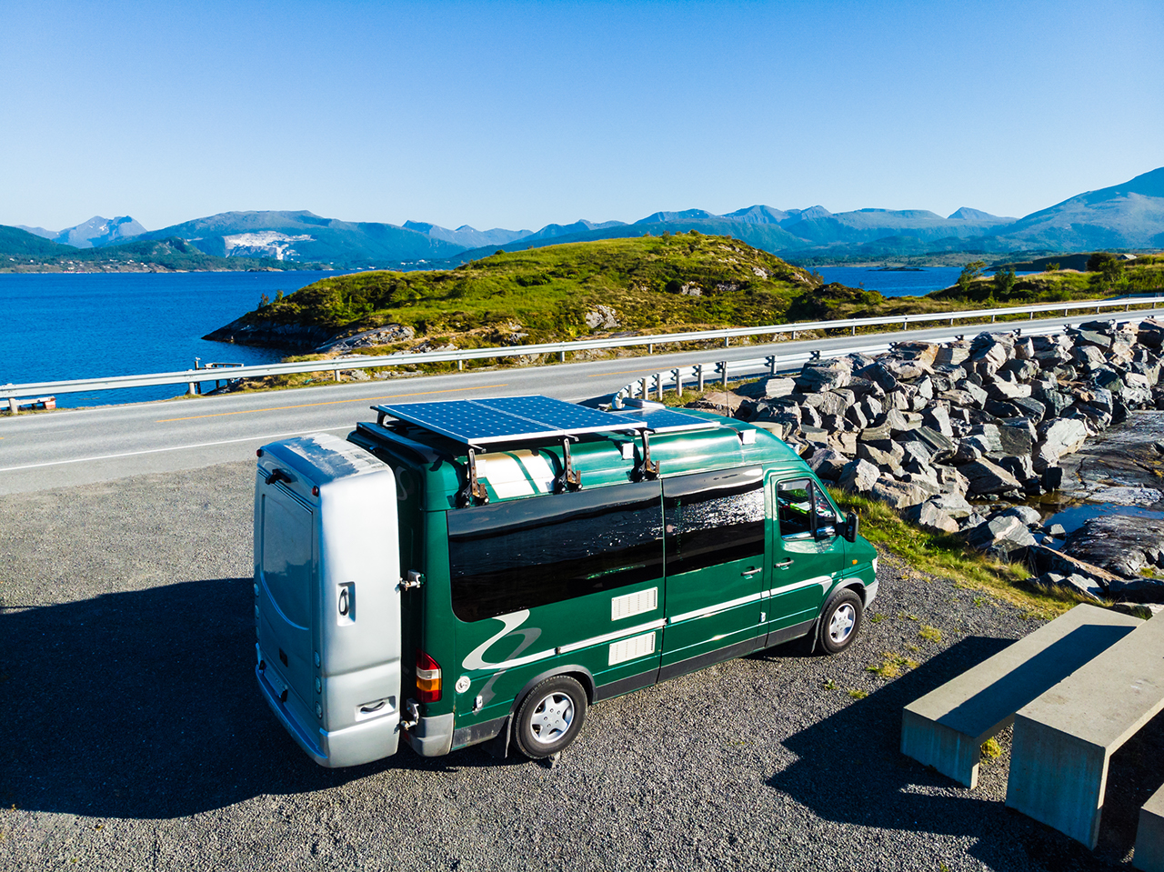 Off-grid technologies 태양 전지판을 이용하는 캠핑용 자동차