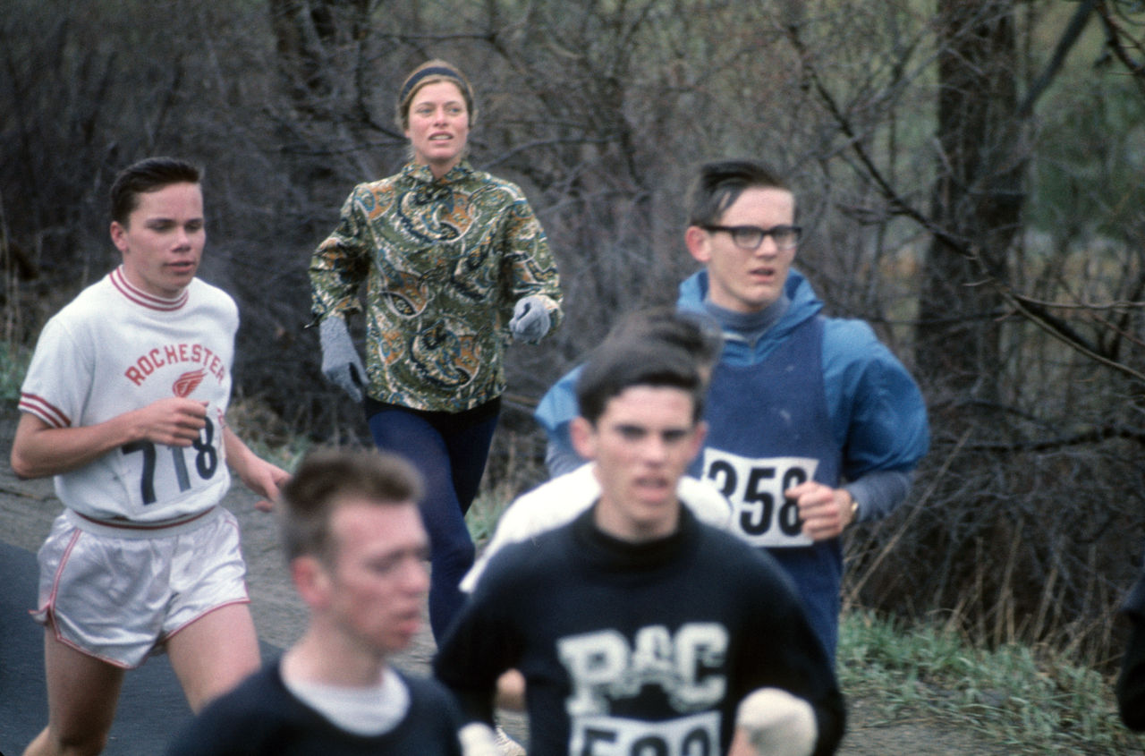 트랙 및 필드: 보스턴 마라톤: 경주에 참가 중인 미국의 로베르타 깁(Roberta Gibb). 1972년까지 여성은 공식적으로 경주가 허가되지 않았으며 이에 보비 깁은 등록 번호 없이 달려야 했습니다.