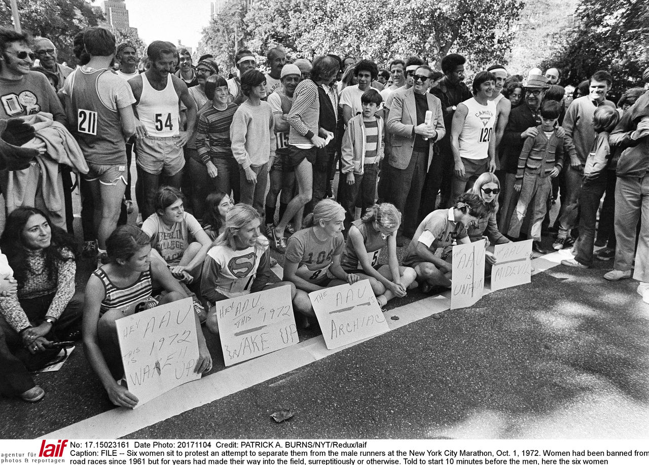 1972년 10월 1일 여섯 명의 여성이 뉴욕 시 마라톤에서 남성 주자들과 자신들을 분리시키려는 데 대해 바닥에 앉아 항의했습니다. 1961년 이후 여성은 도로 경주 참가가 금지되었으나  수년의 노력 끝에 출전할 수 있게 되었습니다.