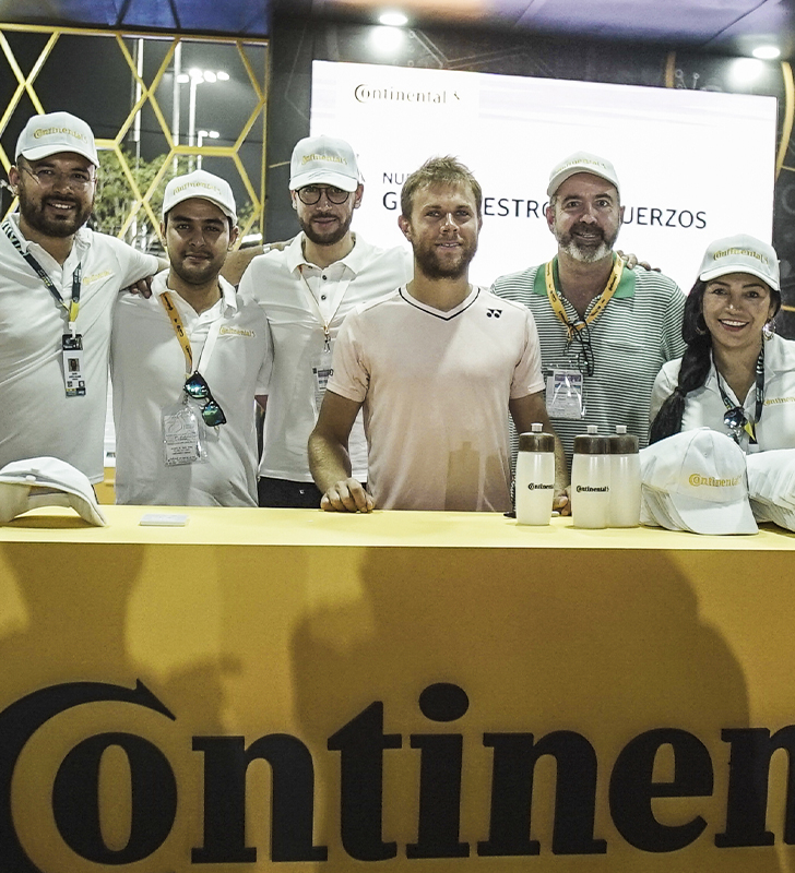 Radu Albot visitando el stand. Abierto de Los Cabos 2022.
