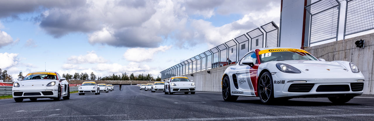 Porsche 718 på startstreken. Foto av Øyvind Hallgren.