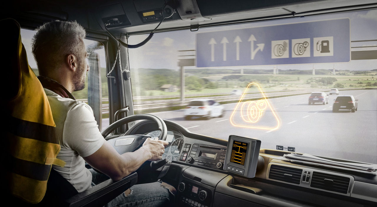 In-Cabin display of ContiConnect Driver with ContiConnect Pressure Check on in-cabin display.