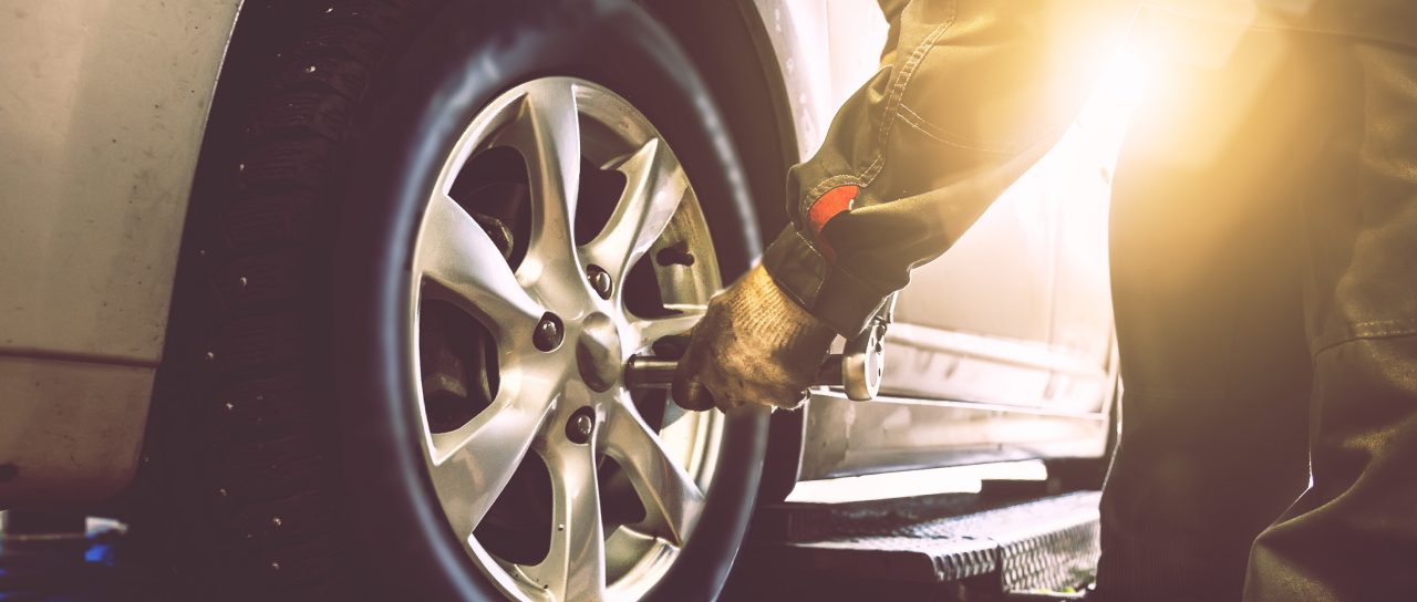 Mechanic change a tire