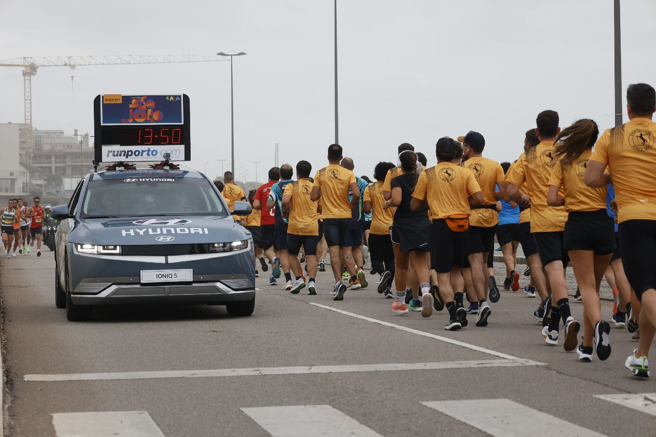 Carro oficial com pneus Continental na Continental Corrida de São João