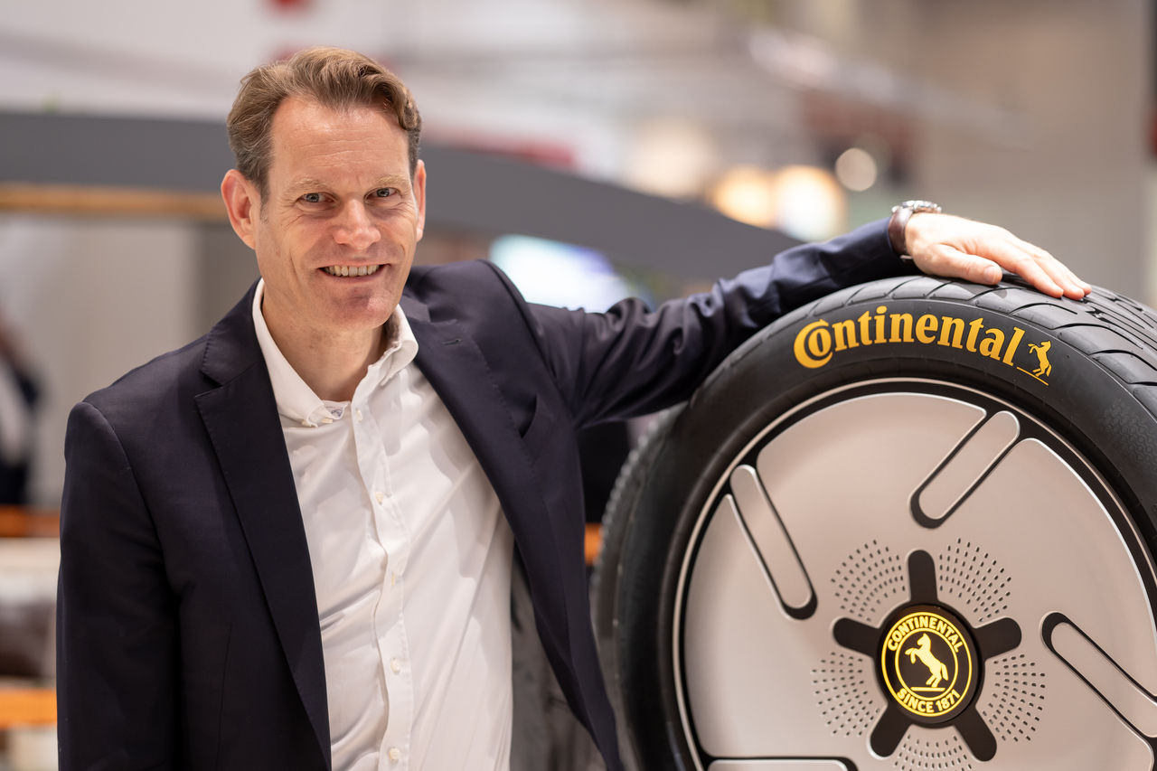 IAA 2023 Nikolai Setzer, CEO da Continental AG, com o Conti CityPlus