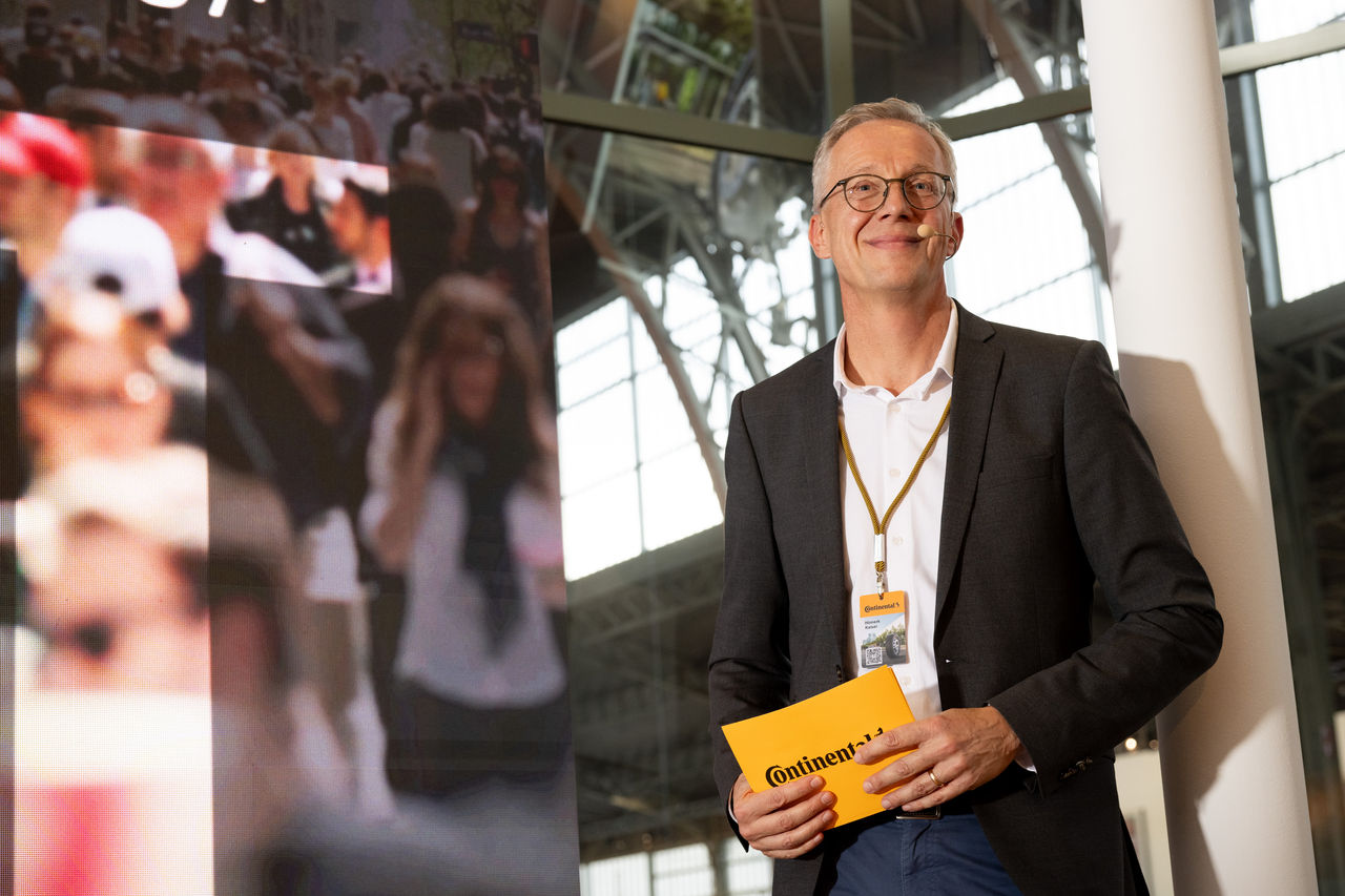 Hinnerk Kaiser, durante a apresentação mundial do Conti Urban HA 5 no BusWorld, em Bruxelas