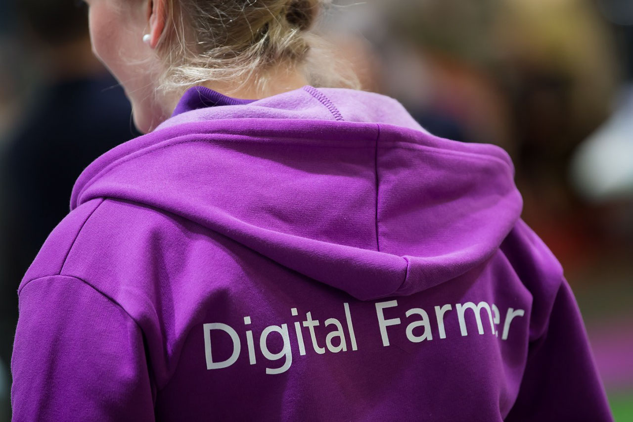 Mulher com casaco Digital Farmer