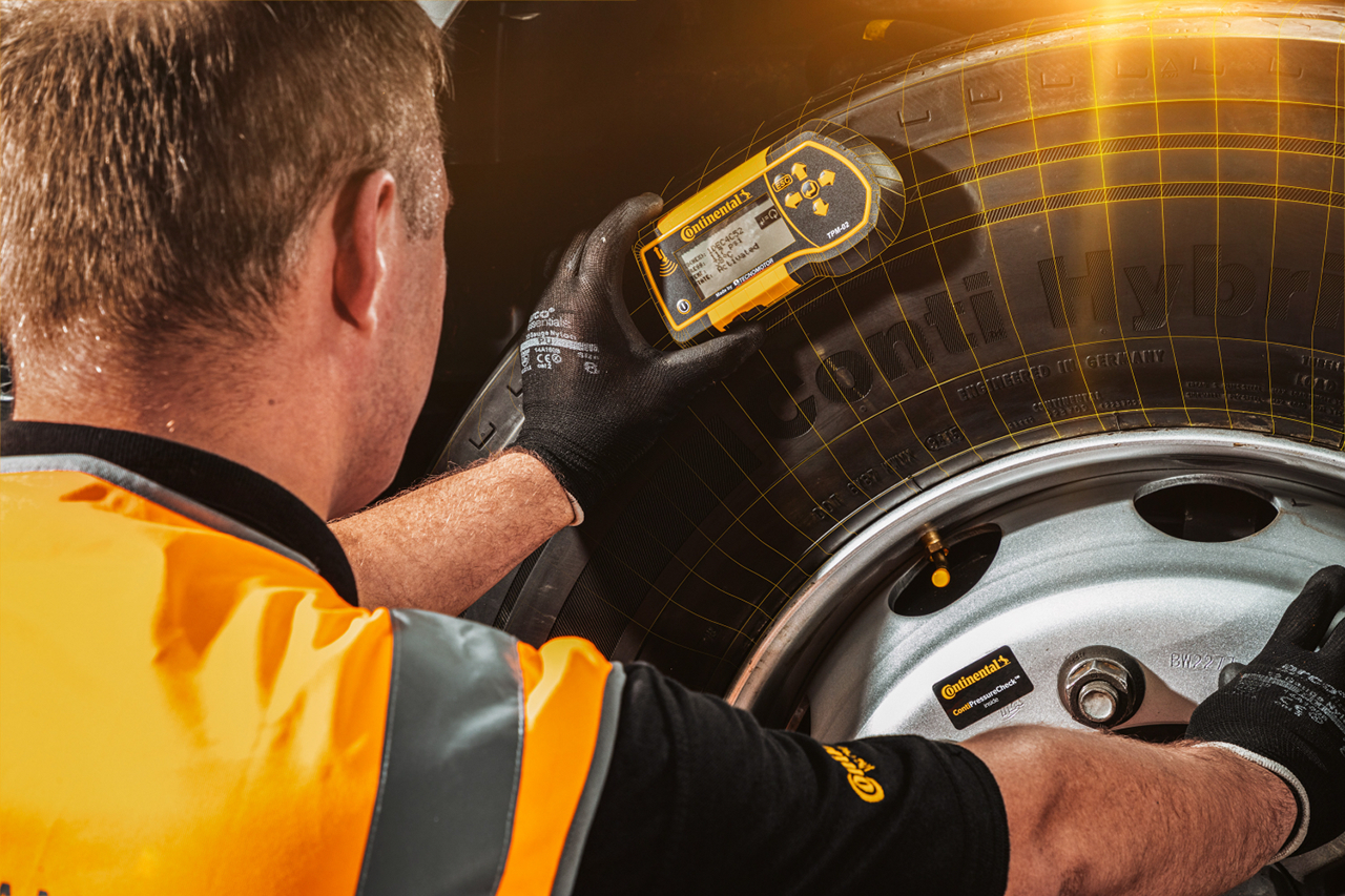 Your Conti360° Advantage Employee takes a measurement at maturity