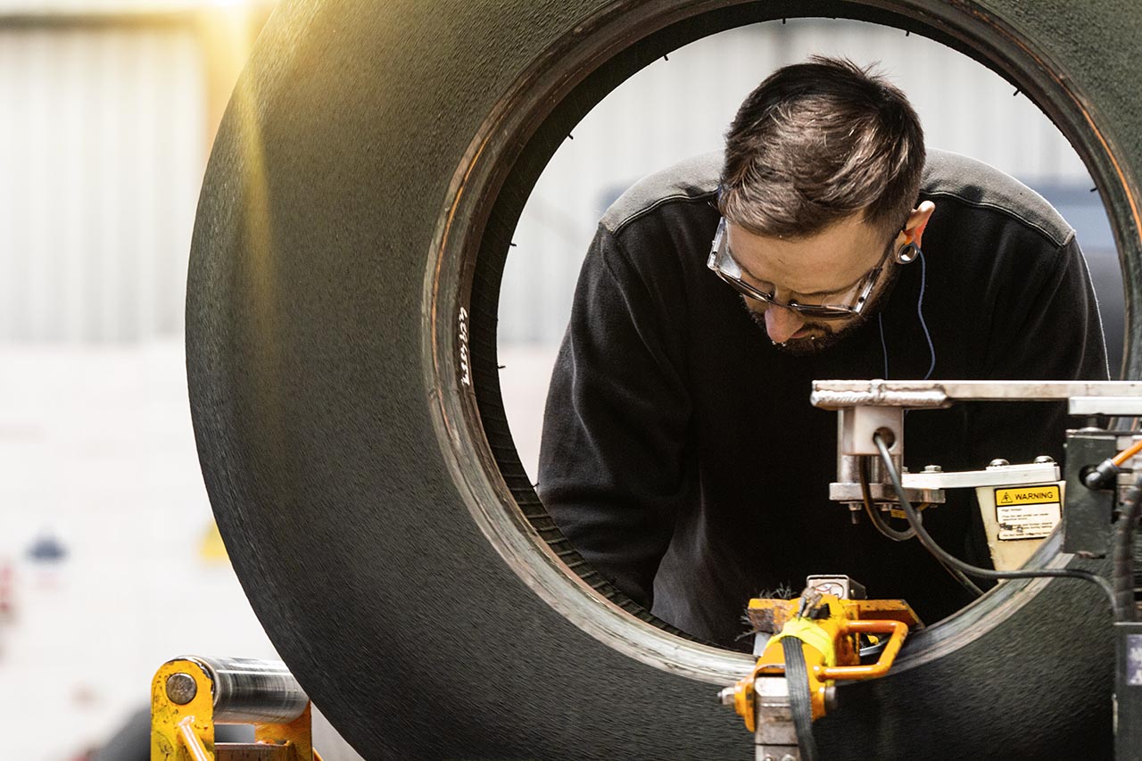 Mecânico a avaliar danos em pneu