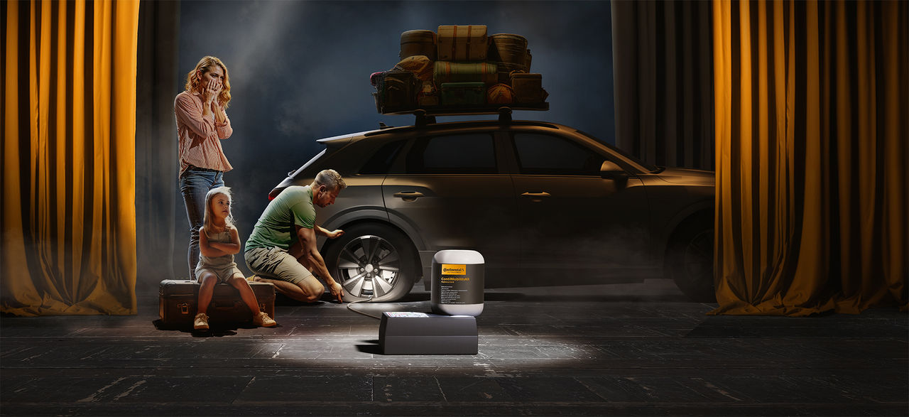 ContiMobilityKit Família em viagem a utilizar o kit de reparação de pneus ContiMobilityKit da Continental para resolver um furo