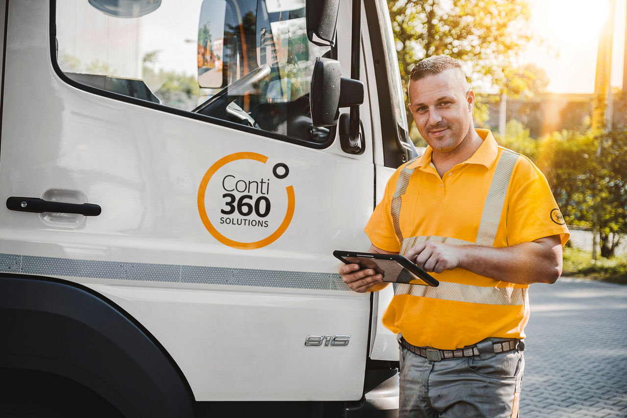 Funcionário a prestar assistência - Rede Conti360