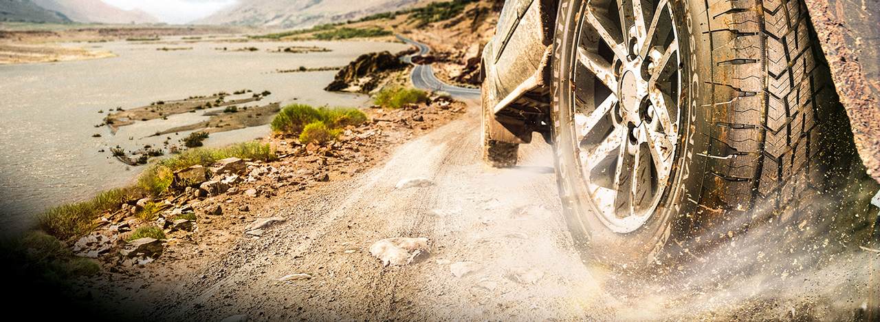 Veículo equipado com pneus off-road Continental