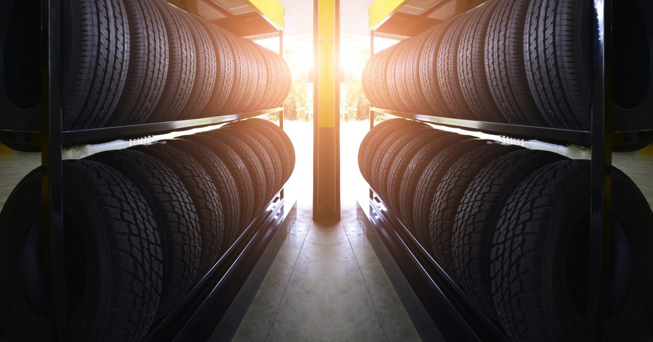 Pneus novos armazenados em prateleiras