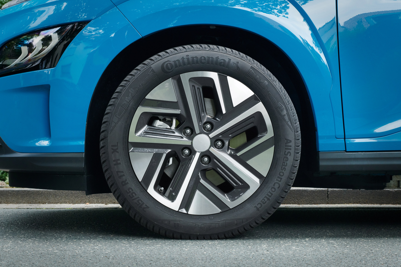 Pneu novo Continental em carro azul