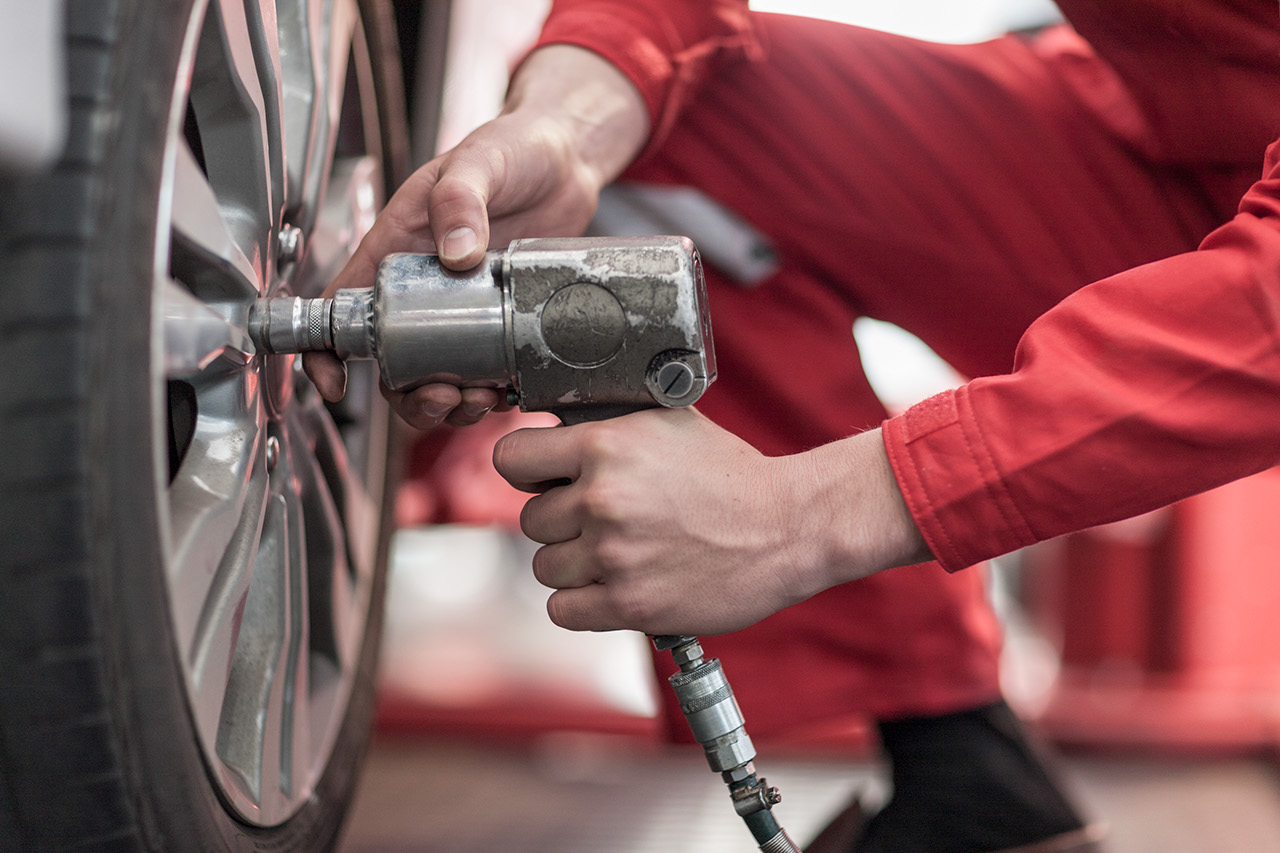 Replacing SUV Tires Pessoa a trocar um pneu