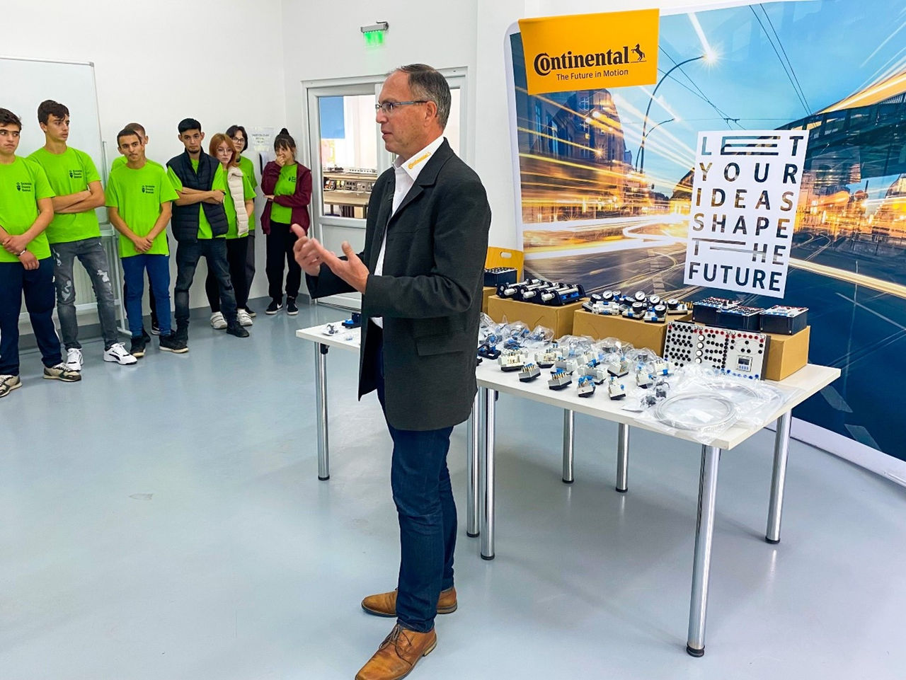 Continental donează echipamente de 15.000 de euro și mobilier Liceului Tehnic Regele Ferdinand I din Timișoara