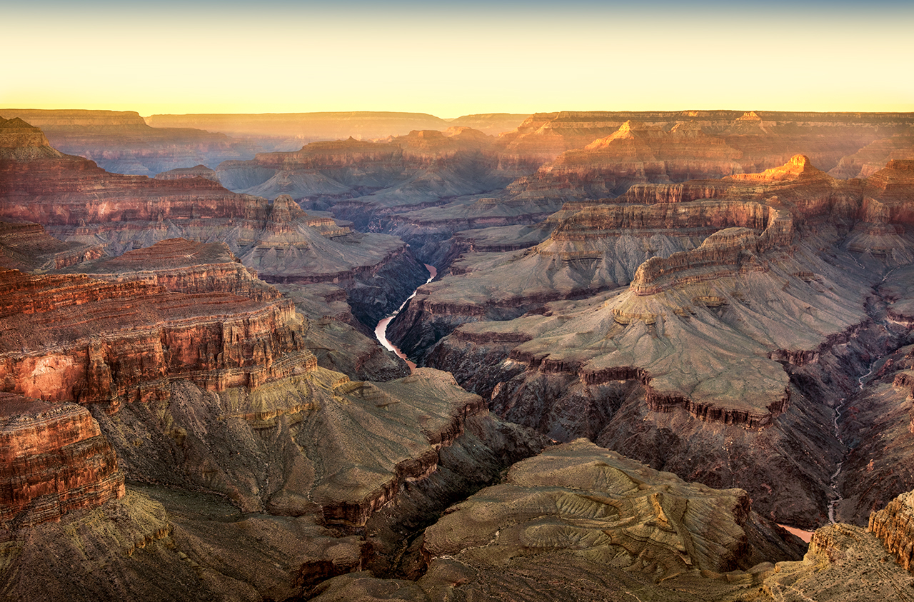 Djup flodbädd i Grand Canyon Solnedgång i Grand Canyon National Park från utsiktspunkten Pima Point. Arizona. USA