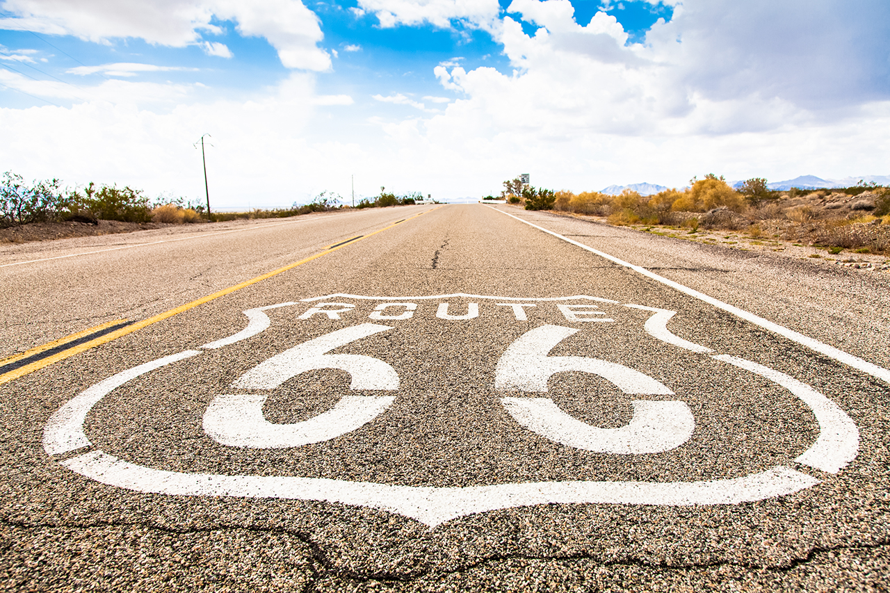 Berömt landmärke på Route 66 på vägen i den kaliforniska öknen.