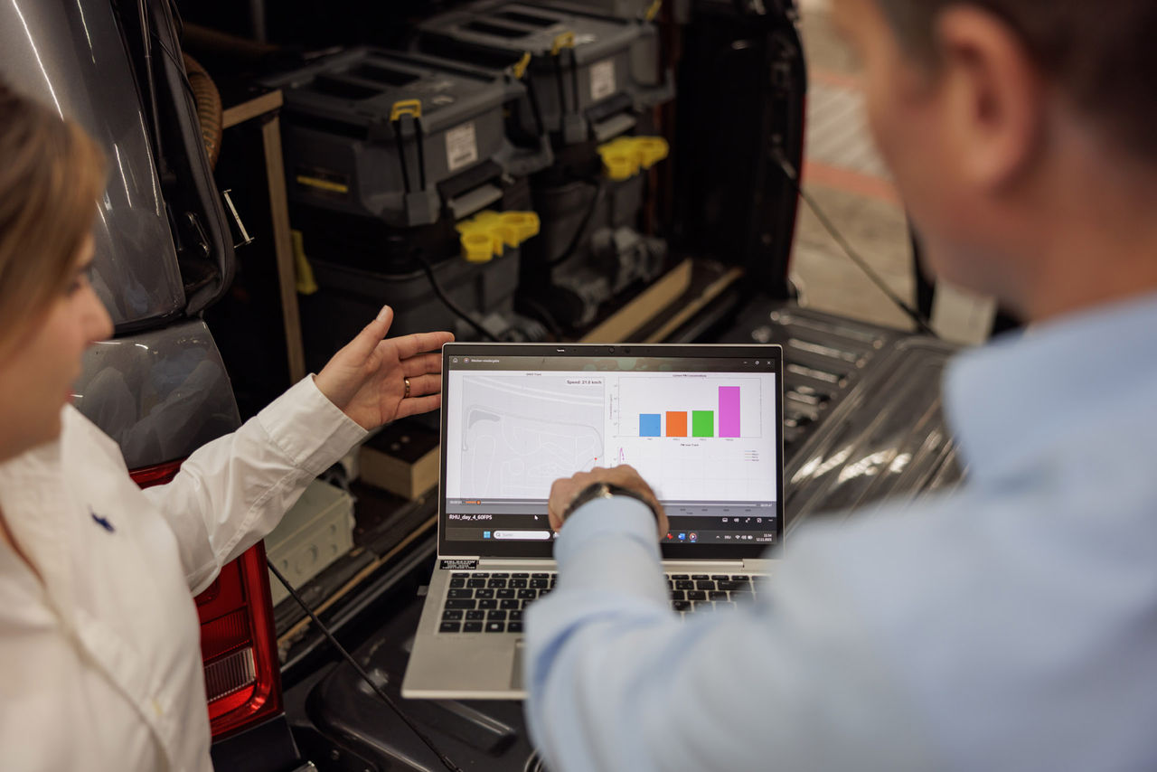 Meranie v reálnom čase online: Testovacie zariadenie súčasne zaznamenáva údaje v niekoľkých bodoch na testovanom vozidle – pre presné pochopenie opotrebenia pneumatík a faktorov, ktoré ho ovplyvňujú.